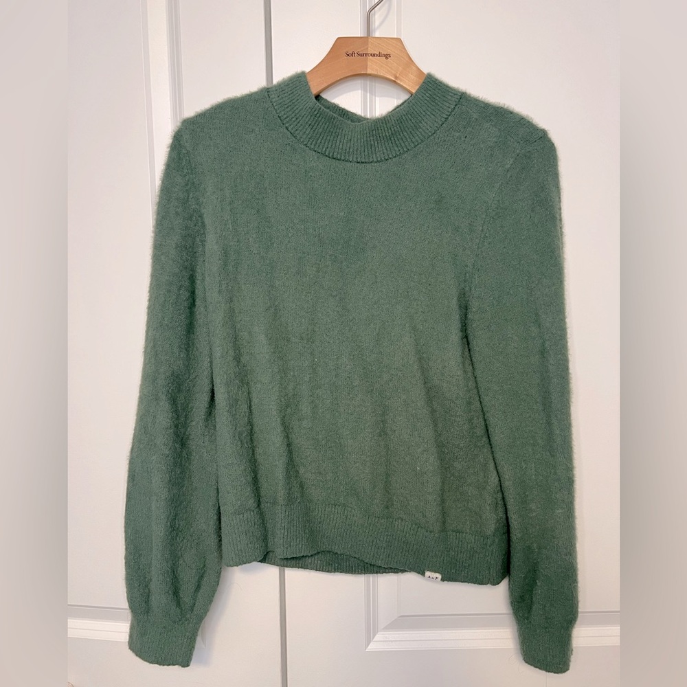 Abercrombie kids
Fuzzy sage green sweater